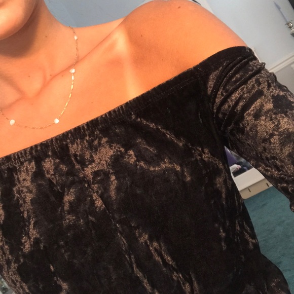 Beware! Off the shoulder velvet top - Picture 3 of 4